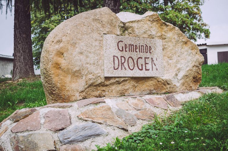 Stein mit der Aufschrift "Gemeinde Drogen" in Drogen (Altenburger Land, Thüringen)