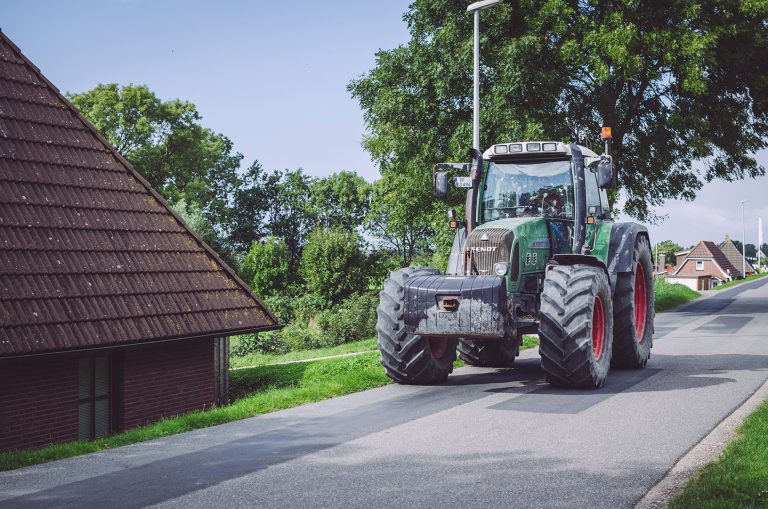 Traktor auf einer Straße in England (Nordstrand, Schleswig-Holstein)