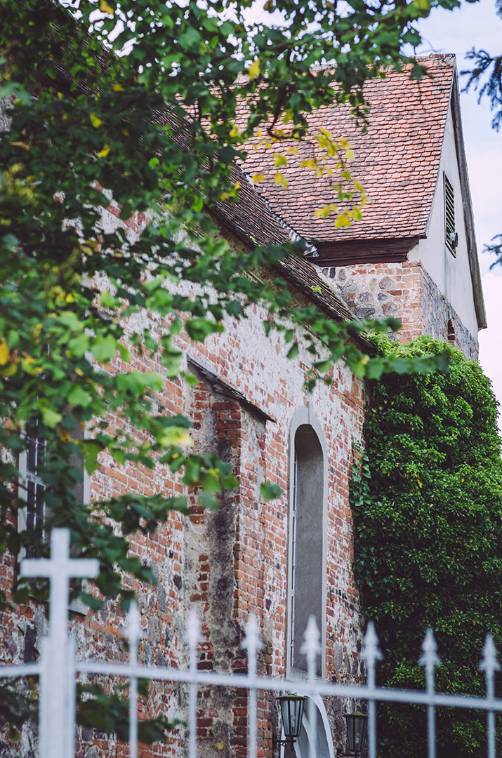 Seitlicher Blick auf die Kirche in Busendorf (Beelitz, Brandenburg)