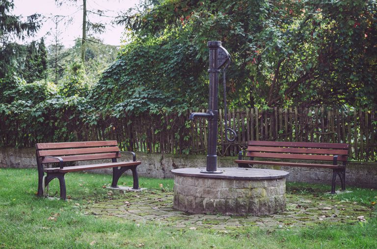 Brunnen mit zwei Bänken in Pissen (Rodden, Sachsen-Anhalt)