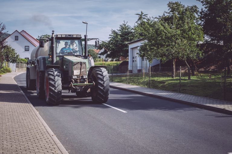 Traktor auf der Straße in Bremen (Geisa, Thüringen)