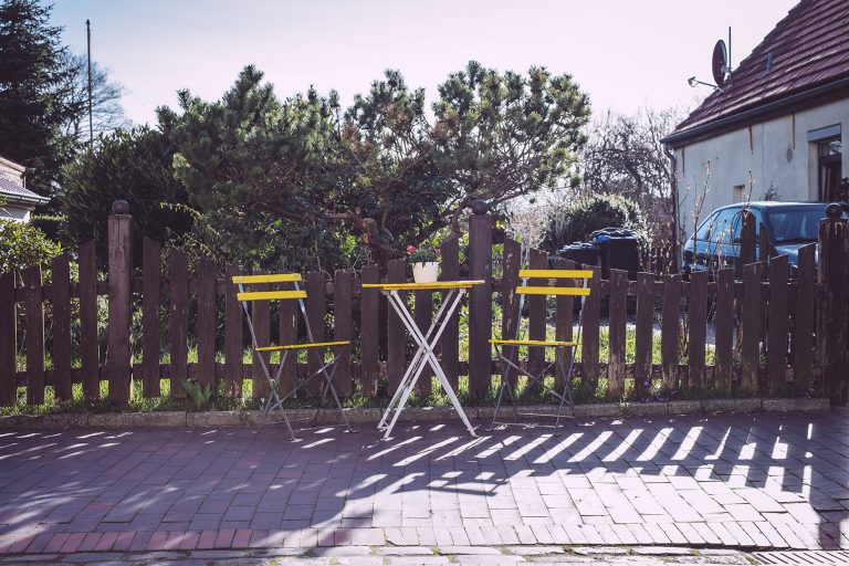 Gelber Tisch mit zwei Stühlen in Neustadtgödens (Sande, Niedersachsen)