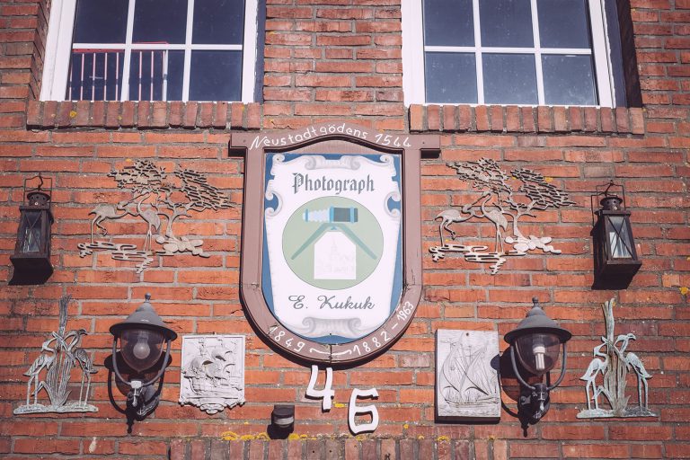 Hausschild in Neustadtgödens (Sande, Niedersachsen)