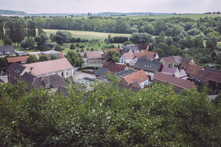 Blick über Burgscheidungen (Burgenlandkreis, Sachsen-Anhalt)