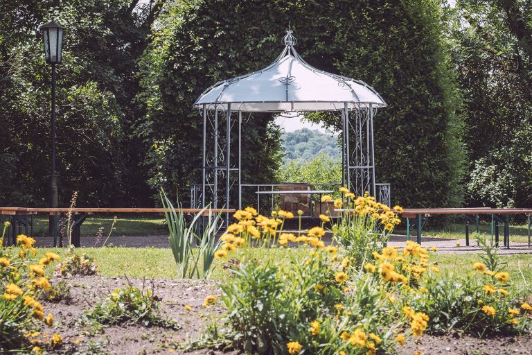 Blumen und Pavillon in Burgscheidungen (Burgenlandkreis, Sachsen-Anhalt)