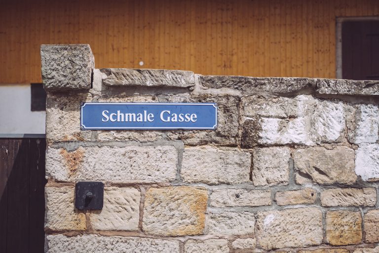 Schmale Gasse in Kirchscheidungen (Burgenlandkreis, Sachsen-Anhalt)