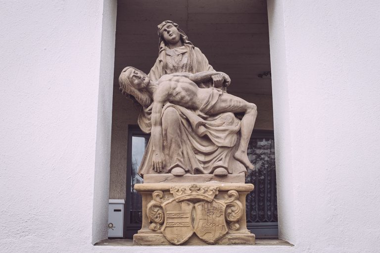 Skulptur in Mainsondheim (Dettelbach, Bayern)